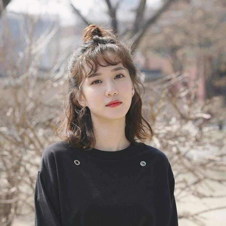 <p>Park Eun Bin juga bikin pangling saat merias rambutnya dengan gaya<em> wavy hair.</em> Bagian poni tak lupa dibuat jadi lebih ikal. Manis sekali ya, Bunda? (Foto: Instagram @eunbining0904)</p>