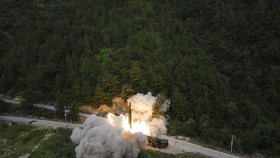 FOTO: Militer China Pamer Rudal sampai Jet Tempur 'Kepung' Taiwan