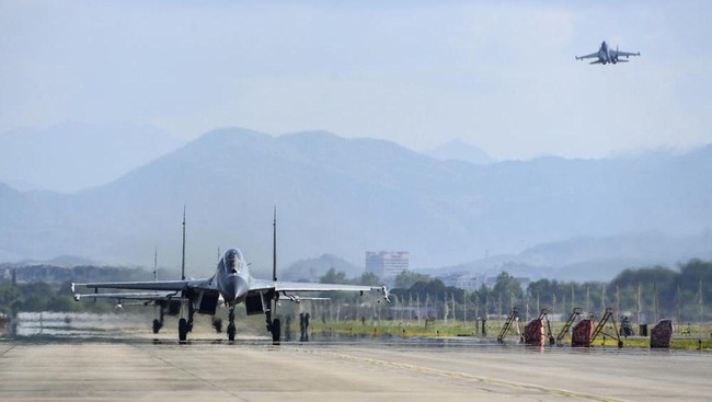 Sebanyak 9 pesawat militer China terbang melintasi titik median di Selat Taiwan, saat Presiden Tsai Ing Wen melakukan perjalanan transit di AS.