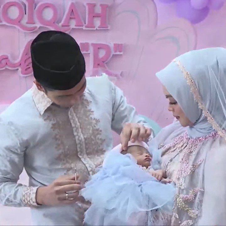 <p>Acara akikah juga memperlihatkan momen ketika Teuku Ryan memotong rambut sang putri. Di acara tersebut, mereka juga menggelar pengajian untuk mendoakan baby Moana. (Foto: YouTube Ricis Official)</p>