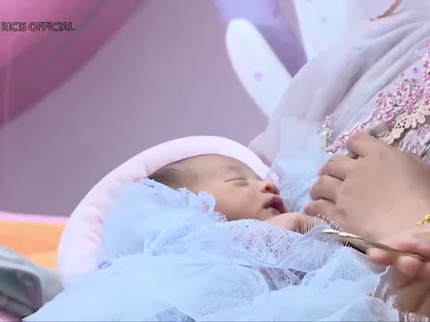 7 Potret Akikah Bayi Perempuan Ria Ricis, Wajah dan Namanya Terungkap