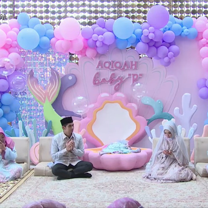 <p>Ria Ricis dan Teuku Ryan tengah melangsungkan acara akikah untuk putri pertama mereka, Bunda. Acara itu digelar dengan dekorasi meriah bernuansa lembut, serta dihadiri oleh sejumlah tamu undangan. (Foto: YouTube Ricis Official)</p>
