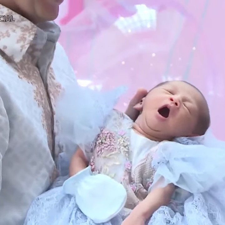<p>Putri Ria Ricis dan Teuku Ryan memiliki nama yang indah, Bunda. Bayi itu diberi nama Cut Raifa Ara Moana. (Foto: YouTube Ricis Official)</p>