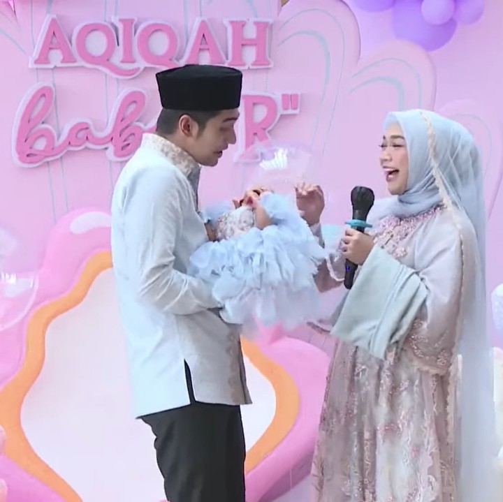 <p>Wajah putri pertama pasangan ini pun diperlihatkan ke publik, Bunda. Mereka memperlihatkan bayi perempuan cantik yang baru saja lahir pada 26 Juli lalu. (Foto: YouTube Ricis Official)</p>