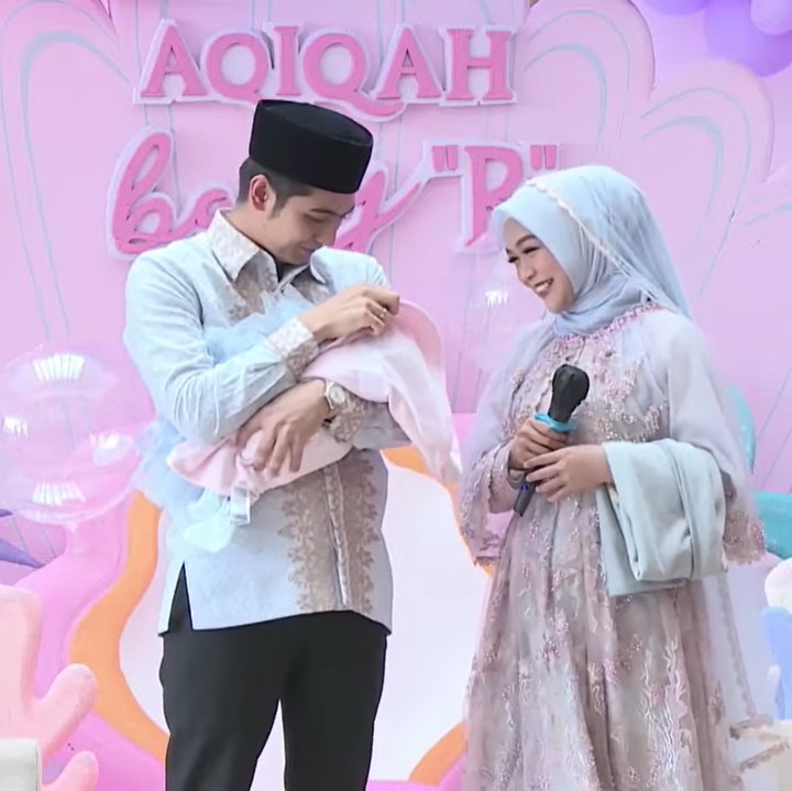 <p>Dalam acara yang disiarkan secara <em>live</em> itu, Ria Ricis dan Teuku Ryan terlebih dahulu menutupi wajah putri mereka sebelum akhirnya ditampilkan di depan publik. (Foto: YouTube Ricis Official)</p>