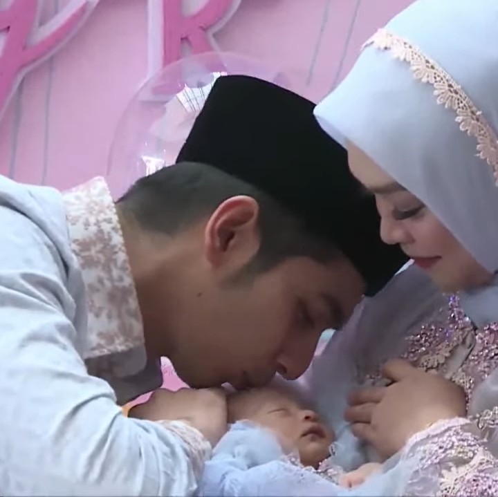 <p>Teuku Ryan mencium putri pertamanya dengan penuh kasih sayang. Setelah itu, ia tak lupa memberikan kecupan di pipi Ria Ricis. (Foto: YouTube Ricis Official)</p>