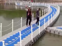 Ridwan Kamil dan Bonge Catwalk di Atas Danau