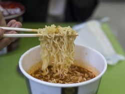Singapura Tarik Mie Sedaap Kemasan Cup Rasa Kari dan Korean Spicy Chicken