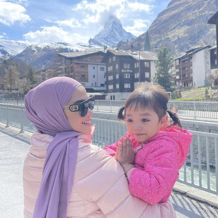 <p>Kembali hamil setelah melahirkan anak pertamanya pada 2019, Sheza mengaku tidak mengalami ngidam yang aneh-aneh. Seperti dikutip dari <em>Insertlive, </em>ngidam unik ala Sheza hanya ingin dimasakan telor ceplok oleh sang Bunda. (Foto: Instagram @shezaidris)</p>