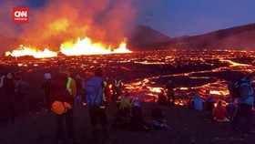 VIDEO: Letupan Lava Gunung Berapi di Islandia Jadi Tontonan Wisatawan