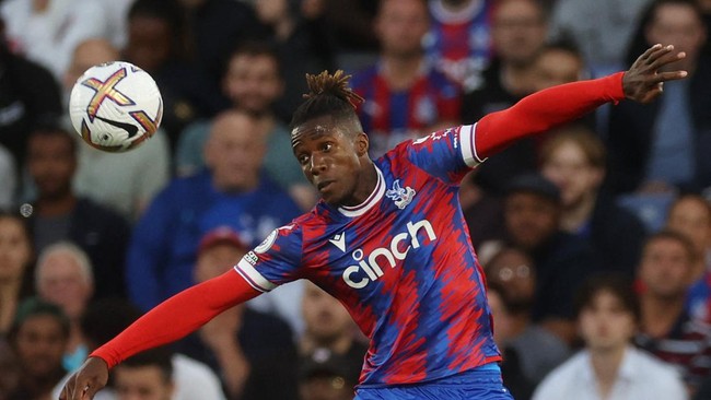 Winger Wilfried Zaha bisa menyusul Cristiano Ronaldo gabung Al Nassr setelah kontrak dengan Crystal Palace habis pada musim ini.