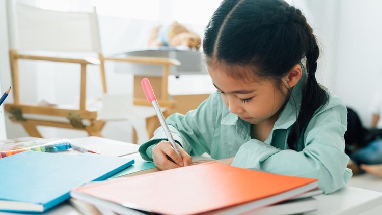 Ilustrasi anak mengerjakan contoh soal matematika Ilustrasi anak mengerjakan contoh soal matematika