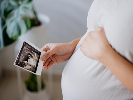 Studi Tunjukkan Hamil di Usia Muda Berisiko Lebih Lahirkan Bayi Lahir Kecil