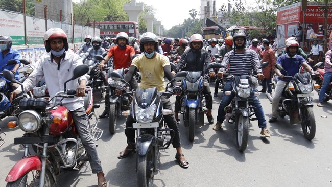 Sejumlah SPBU di Bangladesh didatangi ribuan warga setelah pemerintah menaikkan harga bahan bakar hingga 52 persen.