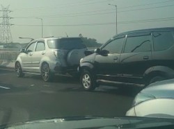 Tabrakan Beruntun Terjadi di Tol Layang MBZ, Lalin Macet Parah!