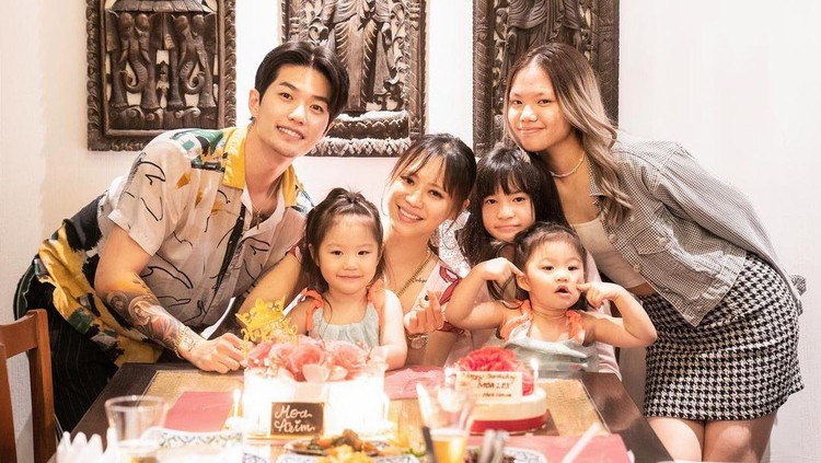 Kedekatan Lee dan Anak Sambungnya Kedekatan Lee dan Anak Sambungnya