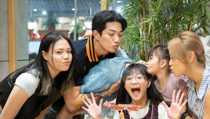 Kedekatan Lee dan Anak Sambungnya