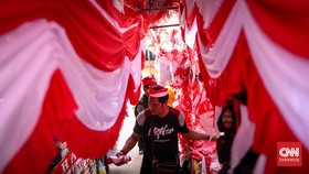 FOTO: Jelang HUT RI, Penjualan Pernak-pernik Kemerdekaan Meningkat