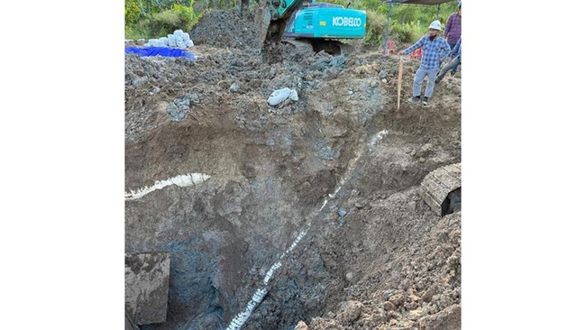 Rembesan BBM di sekitar lokasi proyek pipa Cilacap-Bandung (CB) 3, Cilacap, Jateng, belum tertangani tiga hari setelah temuan.