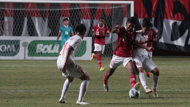 Indonesia unggul atas Vietnam di babak pertama final Piala AFF U-16 2022 di Stadion Maguwoharjo, Sleman, Jumat (12/8) malam, berkat gol indah Kafiatur.