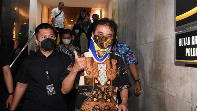 Polisi memperpanjang masa penahanan pakar telematika Roy Suryo lantaran masih menunggu kejaksaan soal kelengkapan berkas perkara.