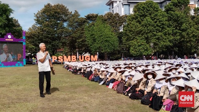 Gubernur Jateng Ganjar Pranowo disambut poster 'Wadas Melawan' saat berorasi di acara penutupan orientasi mahasiswa baru UGM, Sabtu (6/8).