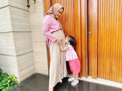 7 Potret Sheza Idris Jalani Kehamilan Kedua, Ngidam Telur Ceplok Buatan Ibunda