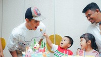 <p>Tak hanya itu, Kaesang Pangarep juga hadir di acara ulang tahun keponakannya. Lihatlah betapa lucunya Panembahan menyuapi sang paman. (Foto: Instagram @bobbynst)</p>