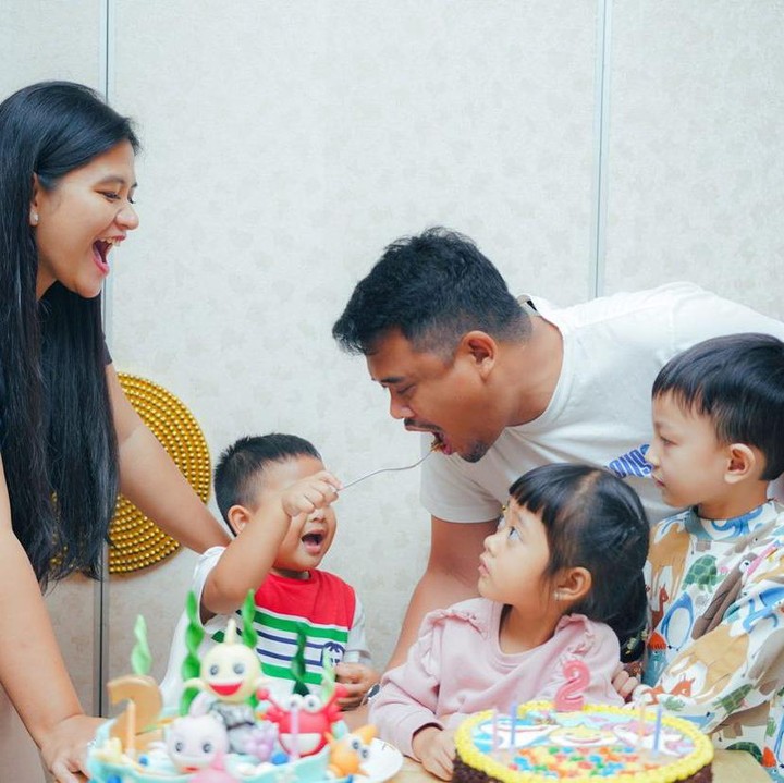 <p>Setelah disuapi oleh ibunda, Panembahan juga mau ikut memberikan kue, nih. Kini giliran Panembahan menyuapi sang ayah. (Foto: Instagram @bobbynst)</p>