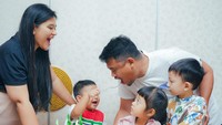 <p>Setelah disuapi oleh ibunda, Panembahan juga mau ikut memberikan kue, nih. Kini giliran Panembahan menyuapi sang ayah. (Foto: Instagram @bobbynst)</p>