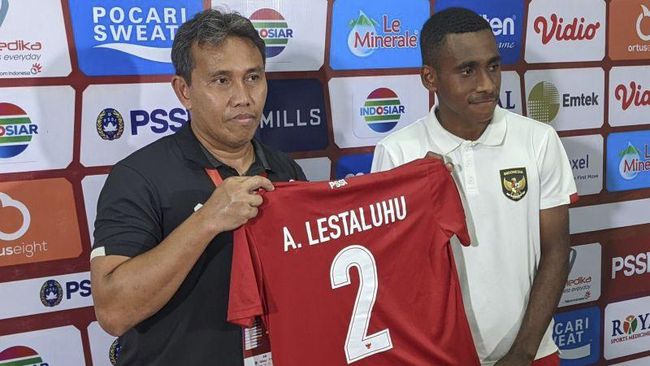 Bima Sakti mengungkap alasan Timnas Indonesia U-16 selalu membawa jersey mendiang Alfin Lestaluhu di setiap pertandingan Piala AFF U-16 2022.