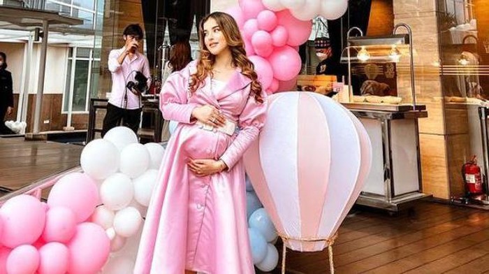 Intip Gaya Modis Tasya Farasya Selama Hamil, dari Glamor hingga Serba Pink!
