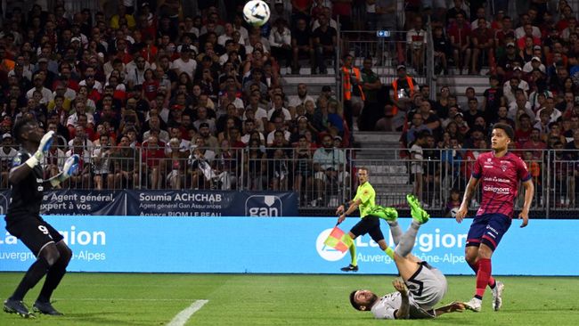 Viral Salto Aneh Messi Dibandingkan dengan Ronaldo yang Ciamik Tendangan salto aneh Lionel Messi yang dibandingkan dengan milik Cristiano Ronaldo viral di media sosial Twitter.