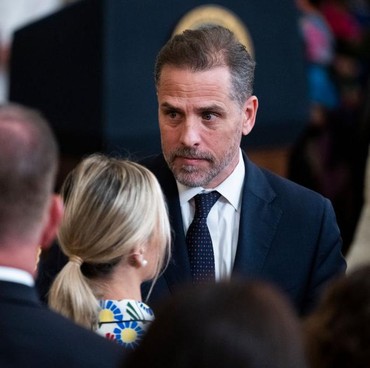 Suka Selfie Tanpa Busana, Anak Joe Biden Ngaku Alami Body Dysmorphia