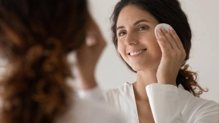 Sering Dikira Sama, Ini Bedanya Toner dan Essence Serta Rekomendasi Produknya!