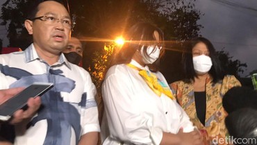 img-title Tersedu, Putri Candrawathi Muncul Perdana Jenguk Irjen Ferdy Sambo