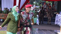 <p>Sebagai istri perwira TNI, kini Juliana Moechtar lebih banyak menghabiskan waktu dengan mendampingi sang suami ketika berdinas. (Foto: Instagram @julianamoechtar)</p>