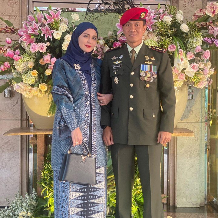 <p>Ketika menghadiri acara resmi bersama suami, Juliana Moechtar selalu tampil memesona saat bersanding di samping Nur Wahyudi. (Foto: Instagram @julianamoechtar)</p>