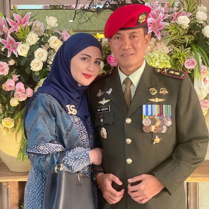 <p>Wanita 33 tahun ini terlihat selalu mendampingi suami di berbagai acara kedinasan. (Foto: Instagram @julianamoechtar)</p>