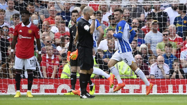 Manchester United tertinggal 0-2 dari Brighton & Hove Albion dalam laga debut Erik ten Hag pada babak pertama pekan perdana Liga Inggris.