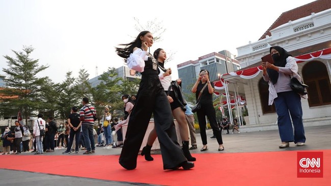 Usai membubarkan Tunjungan Fashion Week karena menimbulkan kemacetan, Pemerintah Kota Surabaya kini menggelar peragaan busana bertajuk Mejeng Nan Suroboyo.