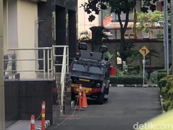 Mobil Taktis Brimob Kembali Siaga di Gedung Bareskrim