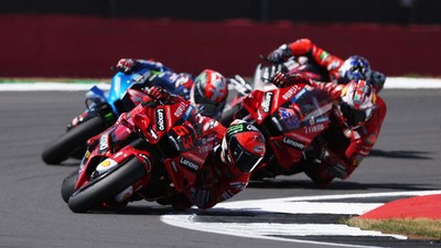 Hasil MotoGP Inggris: Bagnaia Kalahkan Vinales dalam Duel Sengit