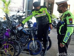 Polisi di Pasuruan Angkut 40 Motor Hasil Razia Balap Liar