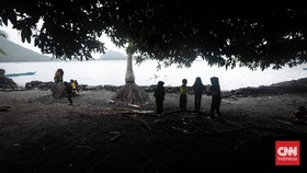 2 Tahun Sekolah Disegel, Ratusan Siswa Ambalau Belajar di Rumah Warga