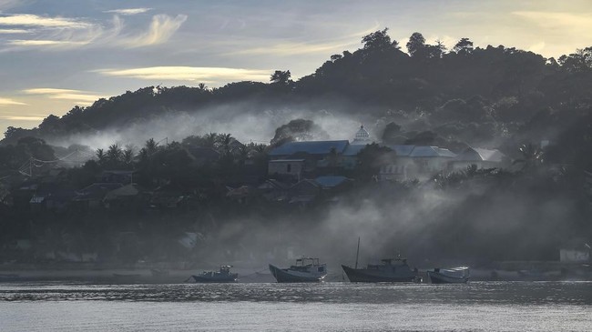 Pulau Rhun dikenal sebagai penghasil Pala tersubur di abad ke-16. Membuat Belanda dan Inggris terus bertarung hingga lahir perjanjian Breda pada 1667.