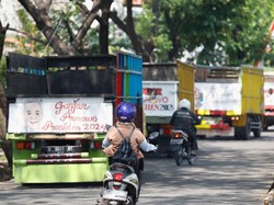 Bentuk Dukungan Capres, Ratusan Sopir Lukis Wajah Ganjar di Belakang Truk