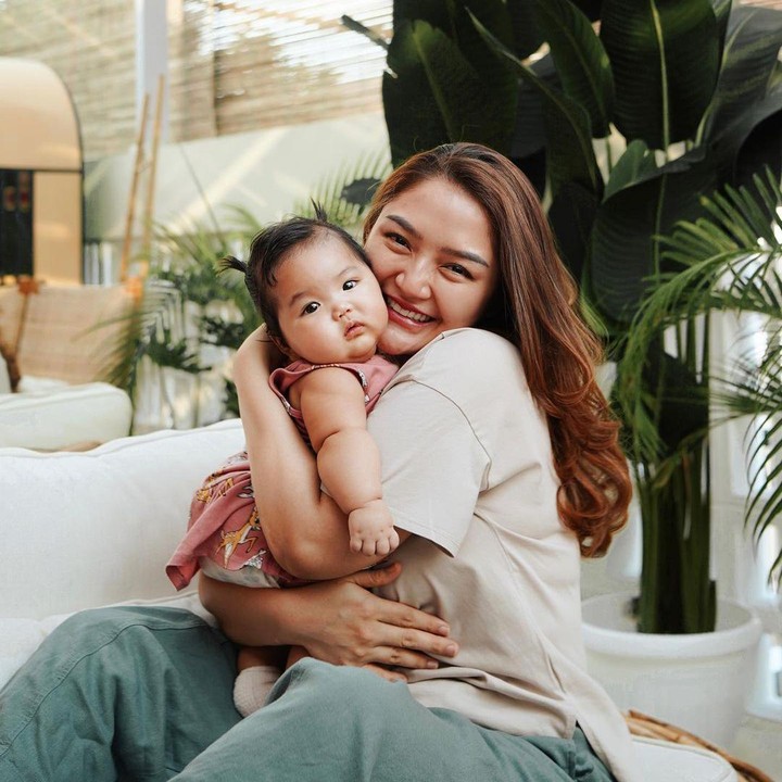 <p>Setelah dikaruniai anak, kebahagiaan tak pernah pudar dari wajah Siti Badriah. Pelantun tembang <em>Lagi Syantik </em>juga dipuji terlihat semakin muda, Bunda. (Foto: Instagram @sitibadriahh)</p>