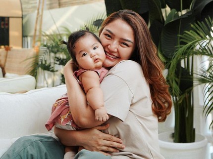 7 Potret Siti Badriah Usai 4 Bulan Melahirkan, Dipuji Makin Cantik dan Lebih Muda
