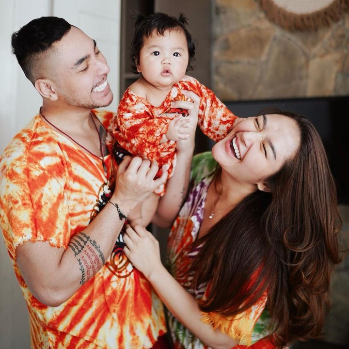<p>Siti Badriah dan suaminya, Krisjiana Baharudin tengah menikmati peran sebagai orang tua. Pedangdut berusia 30 tahun itu melahirkan putri pertamanya pada 18 Maret 2022 lalu. (Foto: Instagram @sitibadriahh)</p>